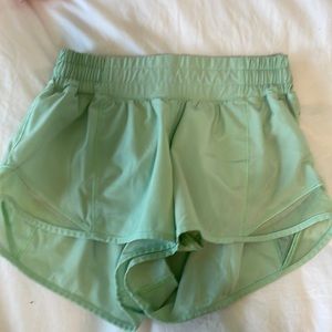 Lululemon hotty hot 2.5in shorts